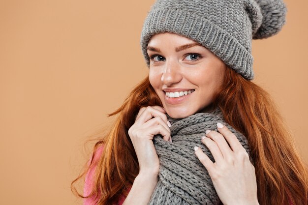 Gros plan le portrait d'une jolie rousse souriante