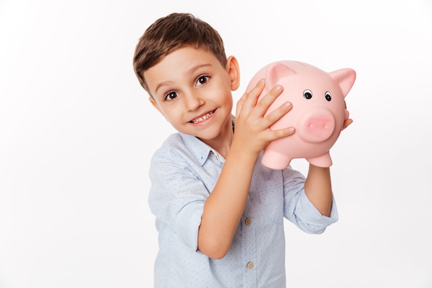 Gros plan le portrait d'un joyeux petit enfant mignon