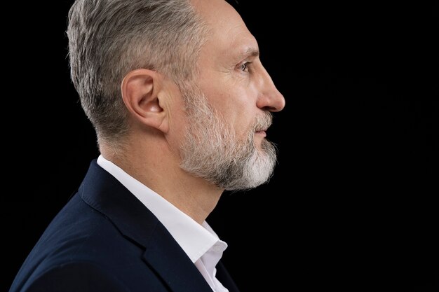 Gros plan sur le portrait d'une personne âgée