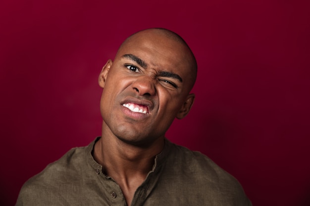 Gros plan, portrait, de, sérieux, homme africain, projection, grimace, et, regarder