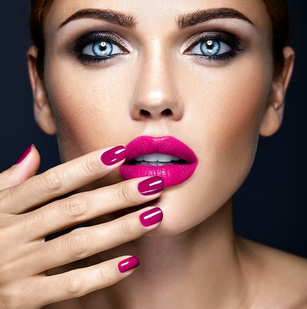 Gros Plan Portrat De Glamour Sensuel Belle Femme Modèle Femme Avec Du Maquillage Quotidien Frais