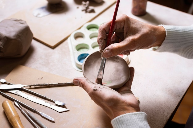 Gros plan de pot de poterie de peinture