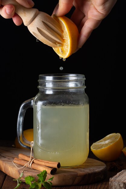 Gros plan pot rempli de limonade fraîche