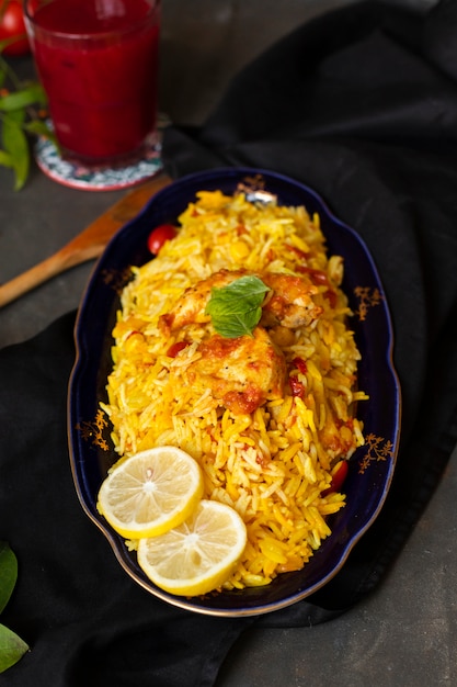 Gros plan de poulet avec du riz cuit dans un style indien