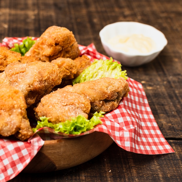 Gros plan de poulet frit sur une table en bois