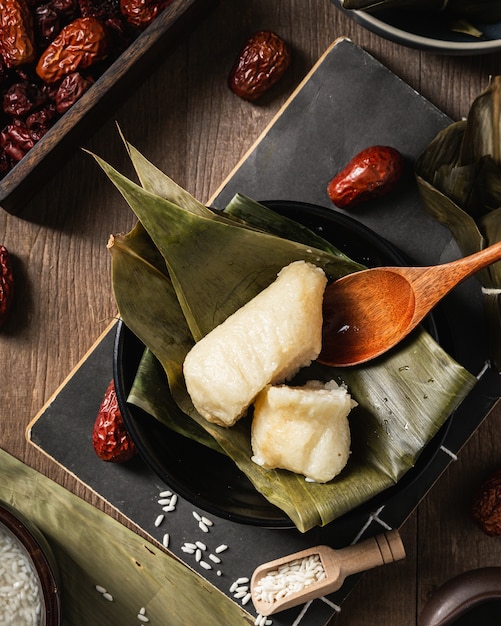 Photo gratuite gros plan de la préparation de la boulette de riz avec des feuilles de bananier