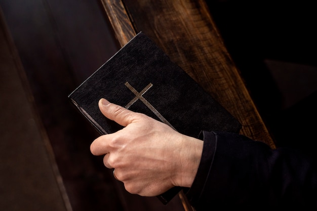 Photo gratuite gros plan sur le prêtre lisant la bible