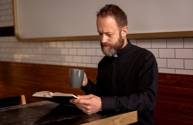 Photo gratuite gros plan sur le prêtre lisant la bible