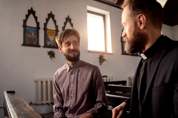 Gros plan sur un prêtre parlant avec une personne