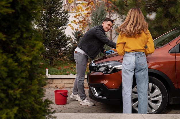 Photo gratuite gros plan sur le processus d'entretien de la voiture