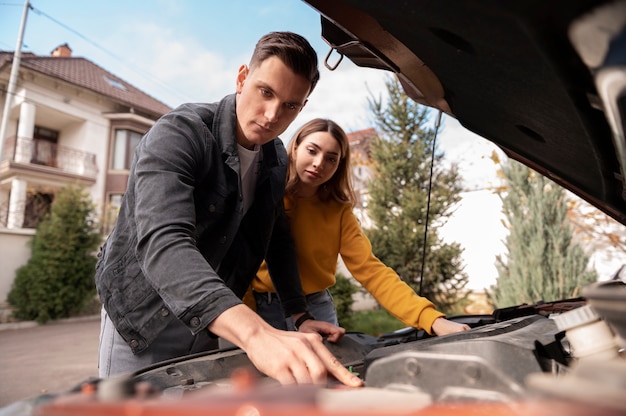 Gros plan sur le processus d'entretien de la voiture