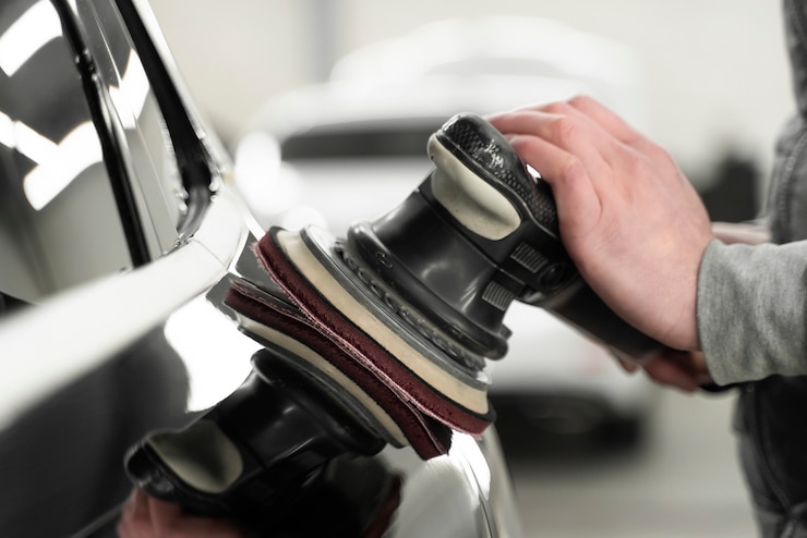 Photo gratuit gros plan sur le processus d'entretien de la voiture