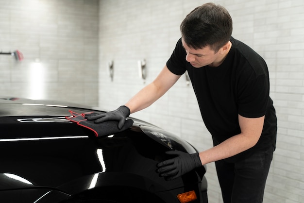 Gros plan sur le processus d'entretien de la voiture