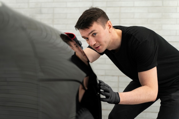 Photo gratuite gros plan sur le processus d'entretien de la voiture