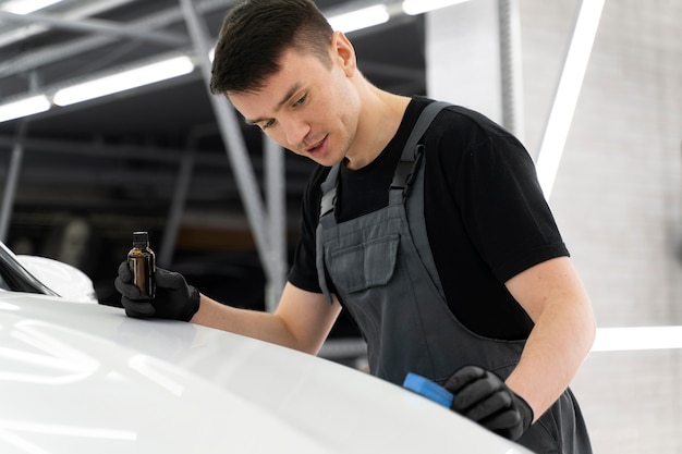 Gros plan sur le processus d'entretien de la voiture