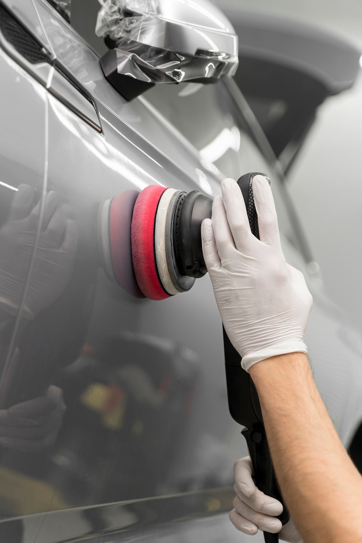 Photo gratuit gros plan sur le processus d'entretien de la voiture