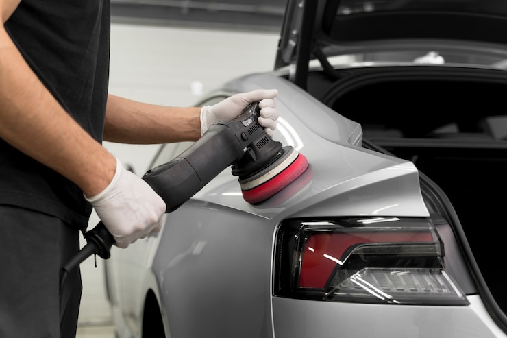 Photo gratuit gros plan sur le processus d'entretien de la voiture