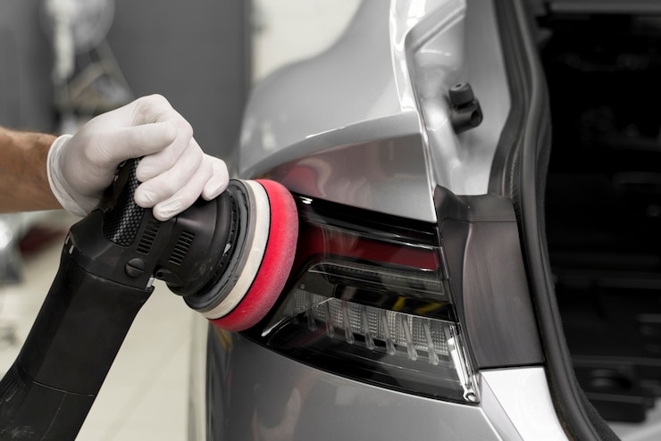Photo gratuit gros plan sur le processus d'entretien de la voiture