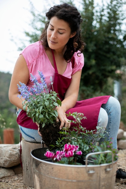 Photo gratuite gros plan sur le processus de repiquage des plantes