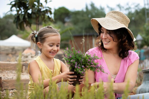 Gros plan sur le processus de repiquage des plantes