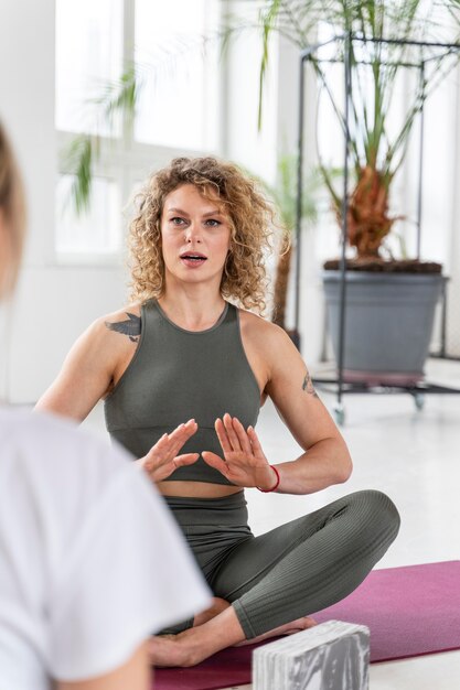 Gros plan professeur de yoga expliquant