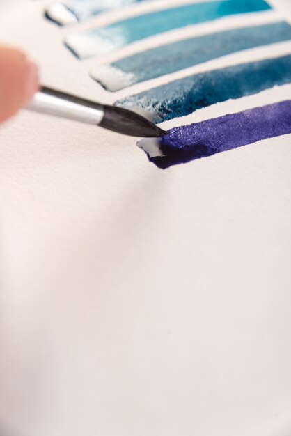 Gros plan des rayures bleues dégradées sur papier blanc