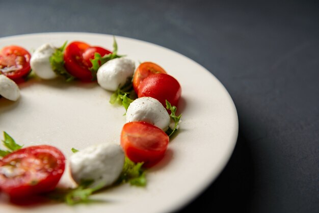 Gros plan recadrée de plaque avec salade caprese servi au restaurant