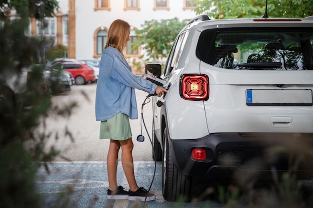 Photo gratuite gros plan sur la recharge des voitures électriques