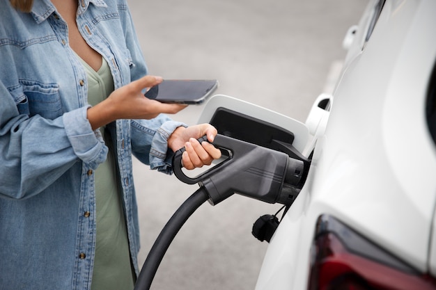 Gros plan sur la recharge des voitures électriques