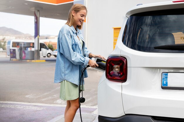 Gros plan sur la recharge des voitures électriques