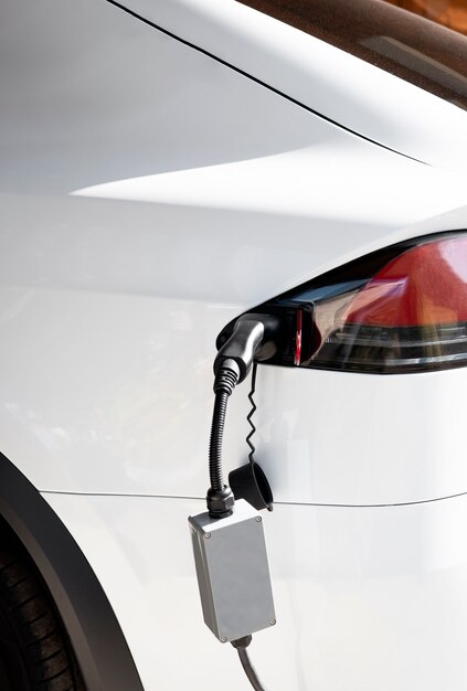 Gros plan sur la recharge des voitures électriques