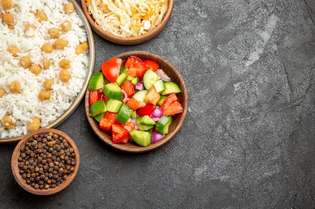 Gros plan sur un repas de riz cuit à la vapeur sur une assiette