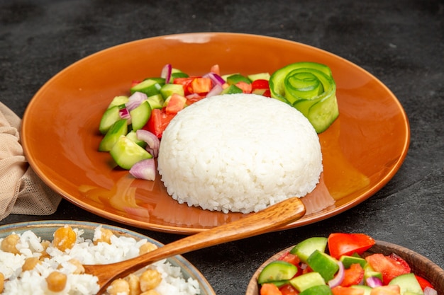 Gros plan sur un repas de riz cuit à la vapeur sur une assiette