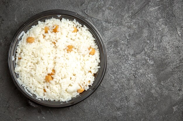 Gros plan sur un repas de riz cuit à la vapeur sur une assiette