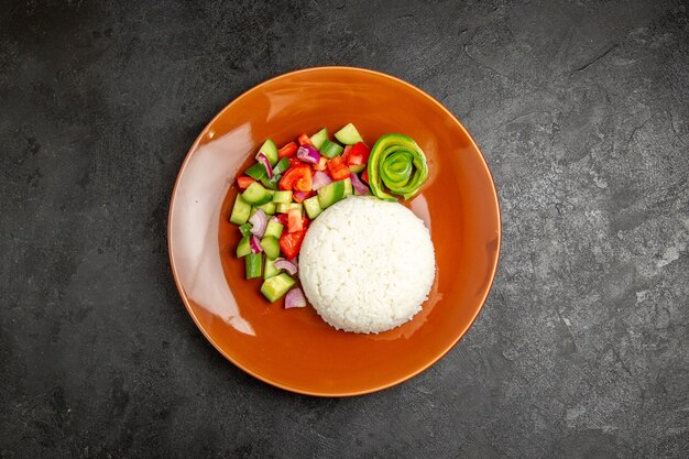 Gros plan sur un repas de riz cuit à la vapeur sur une assiette