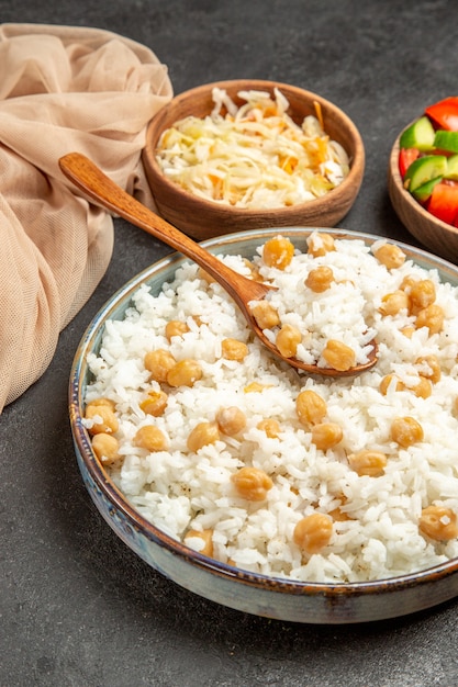 Gros plan sur un repas de riz cuit à la vapeur sur une assiette