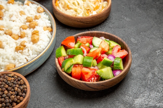 Gros plan sur un repas de riz cuit à la vapeur sur une assiette