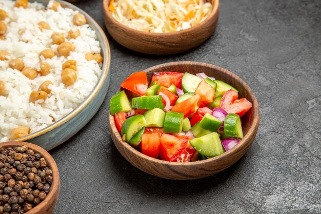 Gros plan sur un repas de riz cuit à la vapeur sur une assiette