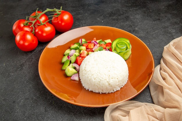 Gros plan sur un repas de riz cuit à la vapeur sur une assiette