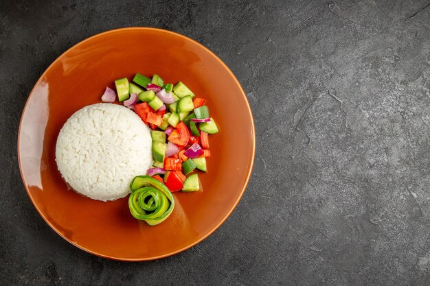 Gros plan sur un repas de riz cuit à la vapeur sur une assiette