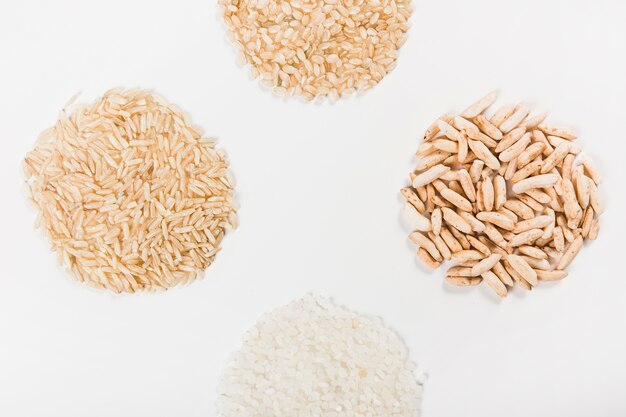 Gros plan de riz non cuit isolé sur fond blanc