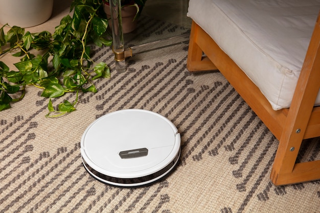 Photo gratuite gros plan sur un robot aspirateur à l'intérieur