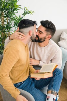 Gros plan, romantique, jeune couple gay, s'embrasser