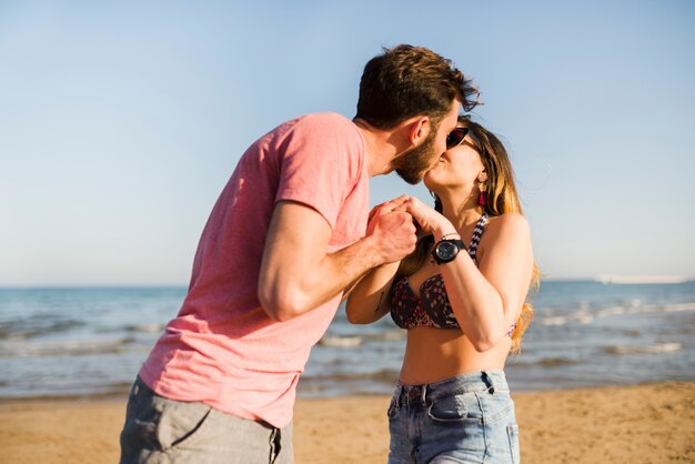 Gros plan, romantique, jeune couple, s&#39;embrasser, à, plage