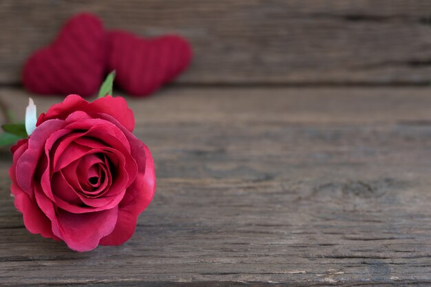 Gros plan de la rose rouge sur la table rustique en bois