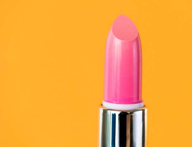 Gros plan de rouge à lèvres rose pour les femmes