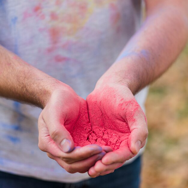 Gros plan, rouge, peinture, tenu dans mains