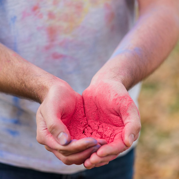 Gros plan, rouge, peinture, tenu dans mains