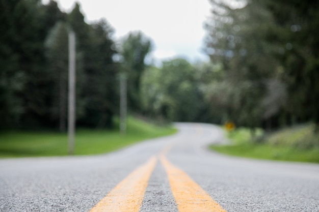 Gros plan d'une route vide avec une distance floue