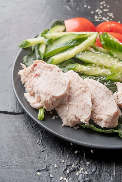 Photo gratuite gros plan d'une salade saine avec du poulet